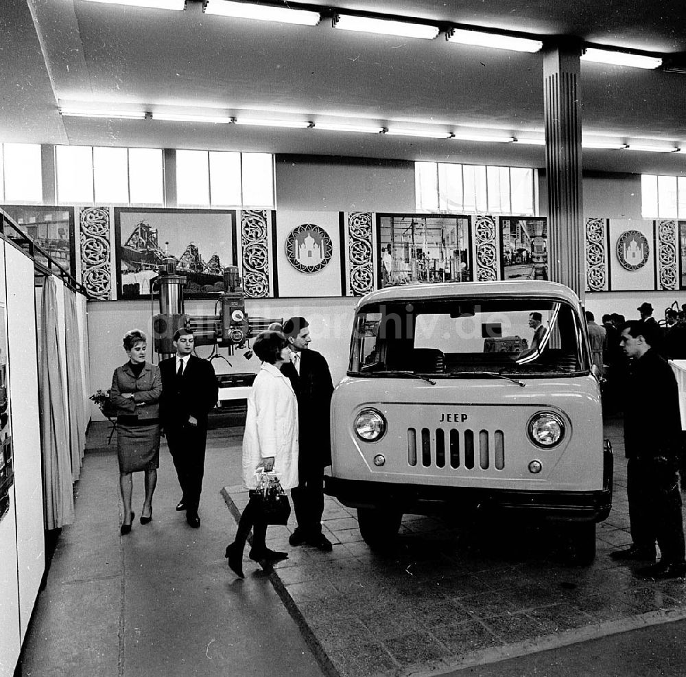 DDR-Fotoarchiv: Leipzig / Sachsen - März 1967 Leipzig / Sachsen Technische Messe Stand aus Indien, vorn ein Jeep und dahinter eine Radialbohrmaschine Umschlagnr