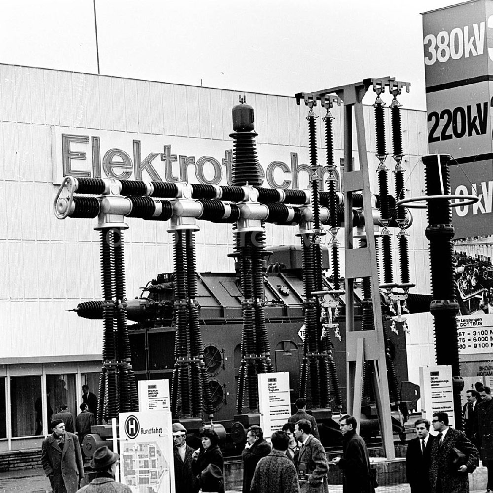DDR-Bildarchiv: Leipzig / Sachsen - März 1967 Technische Messe in Leipzig (Sachsen) Elektrotechnik Umschlagnr.: 12 Foto: unbekannt
