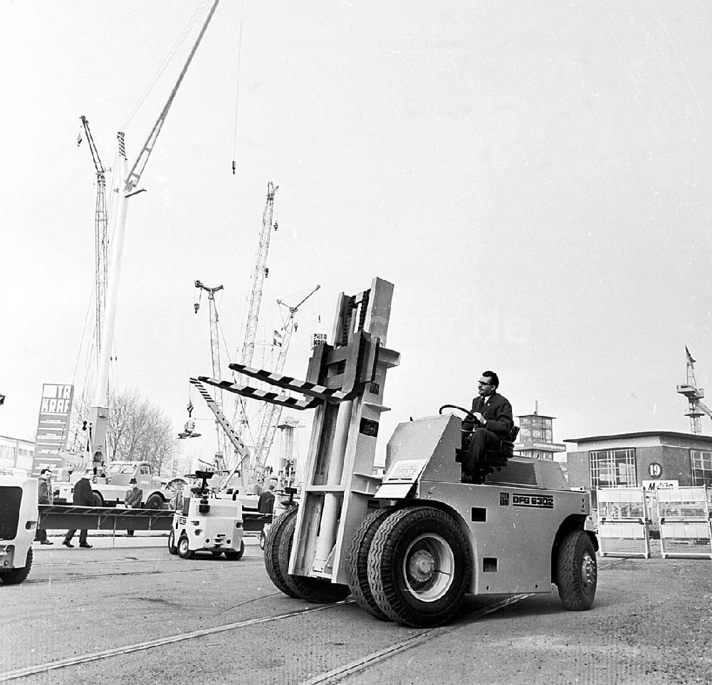 Leipzig / Sachsen: März 1967 Technische Messe in Leipzig (Sachsen) Klaus Heyer, Kundendienstmonteur VTA Umschlagnr