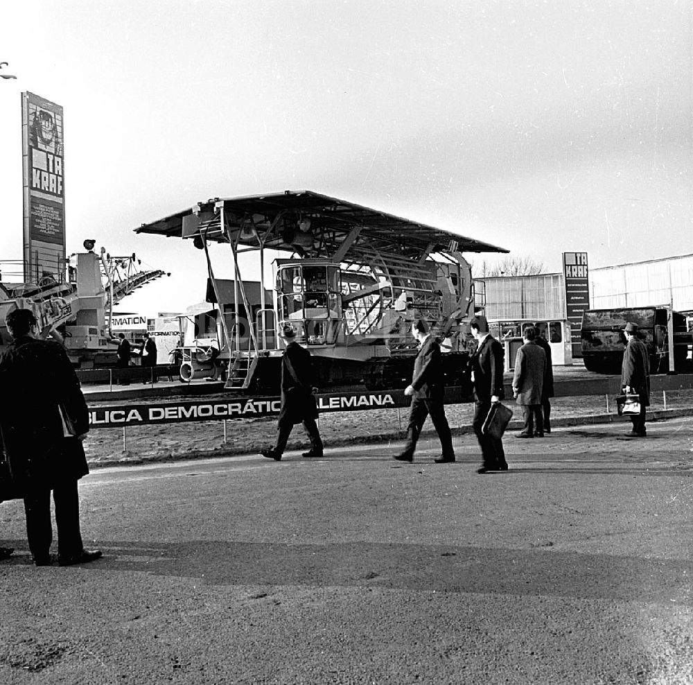 DDR-Fotoarchiv: Leipzig / Sachsen - März 1967 Technische Messe Leipzig (Sachsen) Leitungstrommel auf Rampenfahrwerk 35 KV, 1300m Aufwickellänge Umschlagnr