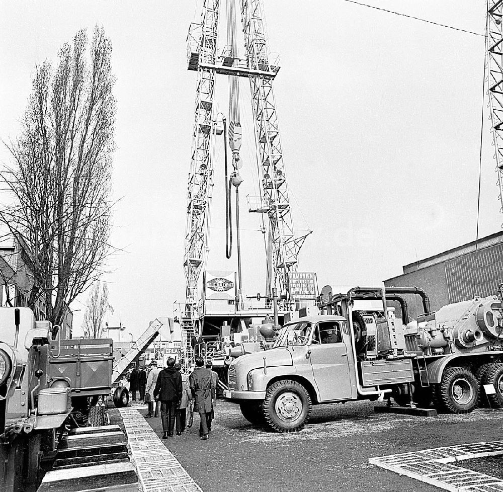 DDR-Fotoarchiv: Leipzig / Sachsen - März 1967 Technische Messe in Leipzig (Sachsen) Rumänischer Bohrturm von Industrial Export Umschlagnr