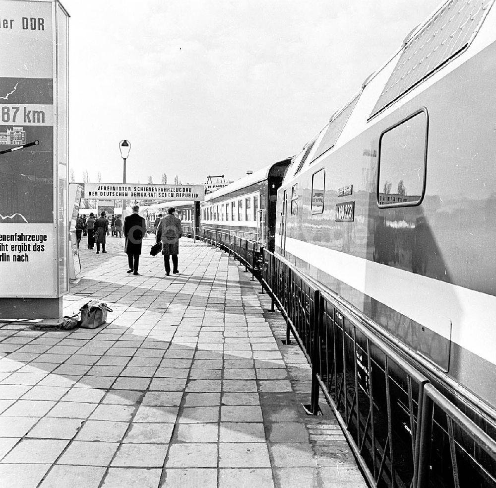 DDR-Bildarchiv: Leipzig / Sachsen - März 1967 Technische Messe in Leipzig (Sachsen) Schienenfahrzeuge aus der DDR, Vereinigter Schienenfahrzeugbau Umschlagnr