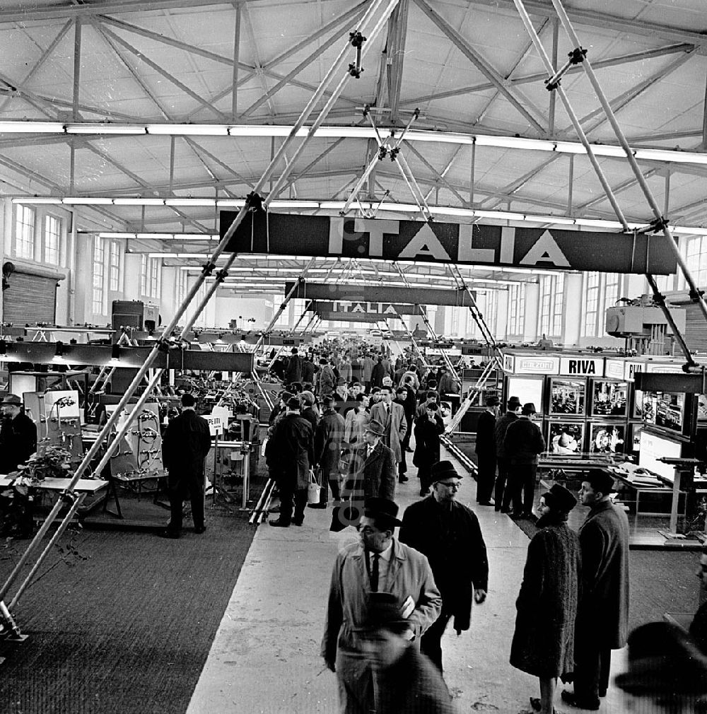 DDR-Bildarchiv: Leipzig / Sachsen - März 1967 Technische Messe in Leipzig (Sachsen) Technikausstellung Italiens Umschlagnr.: 12 Foto: unbekannt