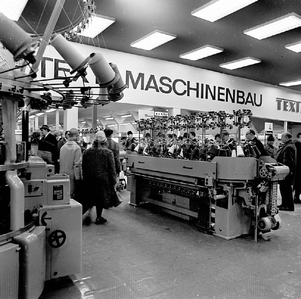 Leipzig / Sachsen: März 1967 Technische Messe in Leipzig (Sachsen) Textilmaschinenausstellung Umschlagnr.: 8 Foto: unbekannt