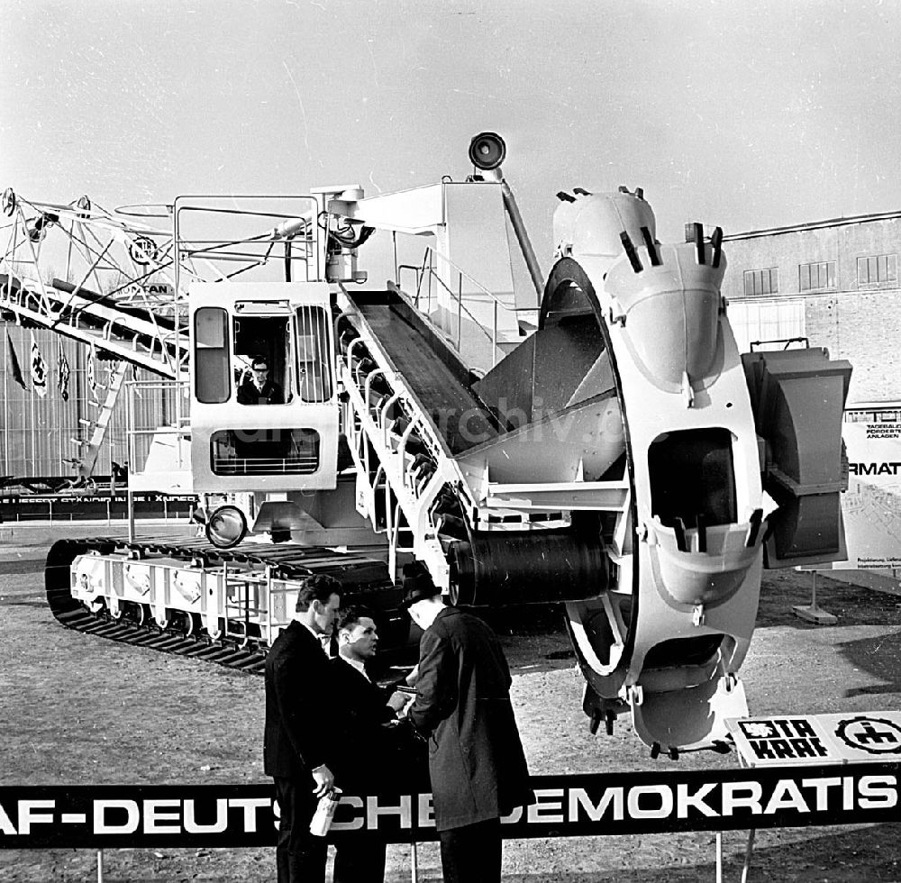 Leipzig / Sachsen: März 1967 Technische Messe Leipzig (Sachsen) VEB Lauchhammerwerk Schaufelbagger SRS 130 Umschlagnr