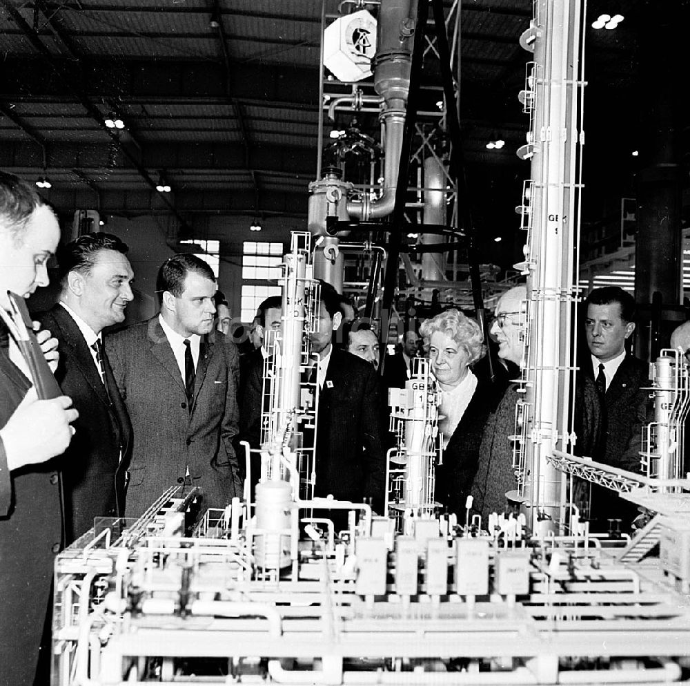 DDR-Bildarchiv: Leipzig / Sachsen - März 1967 Technische Messe in Leipzig (Sachsen) Volkseigener Betrieb (VEB) Chemieanlagenbau- Modell einer Gastreunanlage für Leuna II Umschlagnr