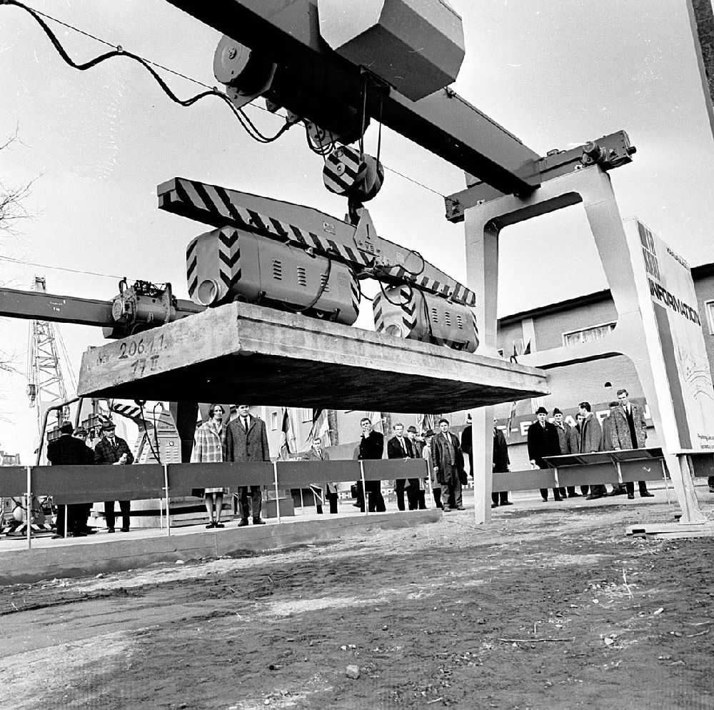 DDR-Bildarchiv: Leipzig / Sachsen - März 1967 Technische Messe in Leipzig (Sachsen) Volkseigener Betrieb (VEB) Hemawerk, Luisenthal (Thüringen), Vakuum Lasthaft-Gerät Typ V5 (5 Tonnen) Umschlagnr