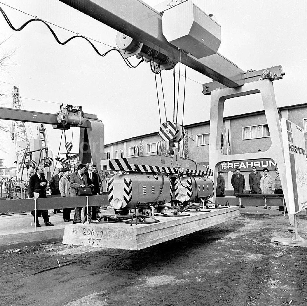 DDR-Fotoarchiv: Leipzig / Sachsen - März 1967 Technische Messe in Leipzig (Sachsen) Volkseigener Betrieb (VEB) Hemawerk, Luisenthal (Thüringen), Vakuum Lasthaft-Gerät Typ V5 (5 Tonnen) Umschlagnr