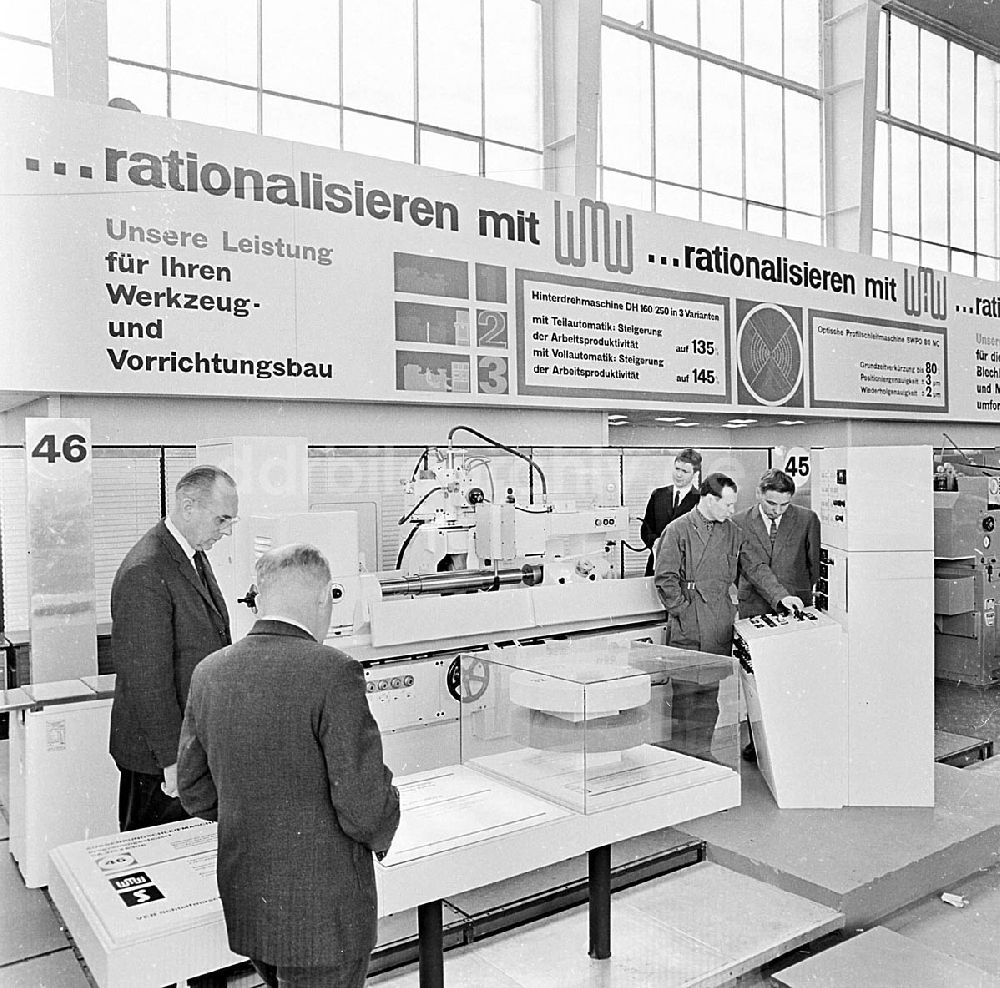 Leipzig / Sachsen: März 1967 Technische Messe in Leipzig (Sachsen) WMW-Programmgesteuerte Rundschleifmaschine Umschlagnr