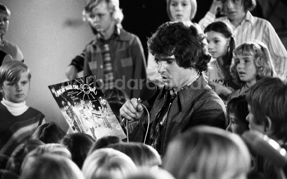 DDR-Bildarchiv: Berlin - Musiker Frank Schöbel singt mit einer Kindergruppe in Berlin, der ehemaligen Hauptstadt der DDR, Deutsche Demokratische Republik
