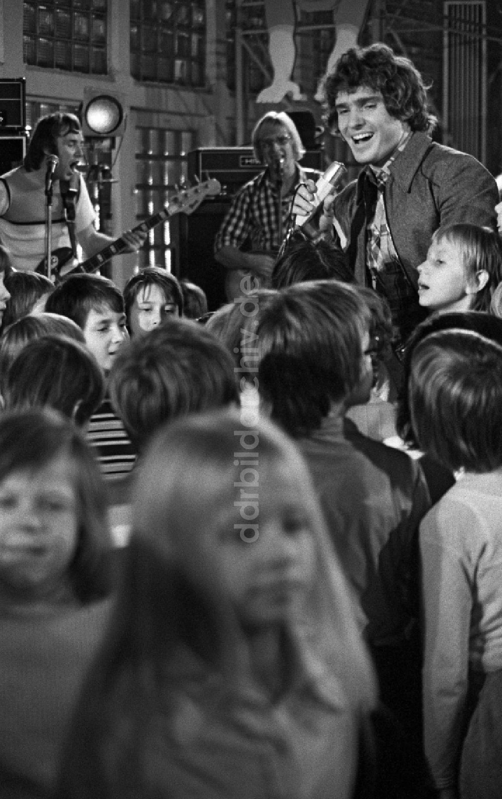 Berlin: Musiker Frank Schöbel singt mit einer Kindergruppe in Berlin, der ehemaligen Hauptstadt der DDR, Deutsche Demokratische Republik