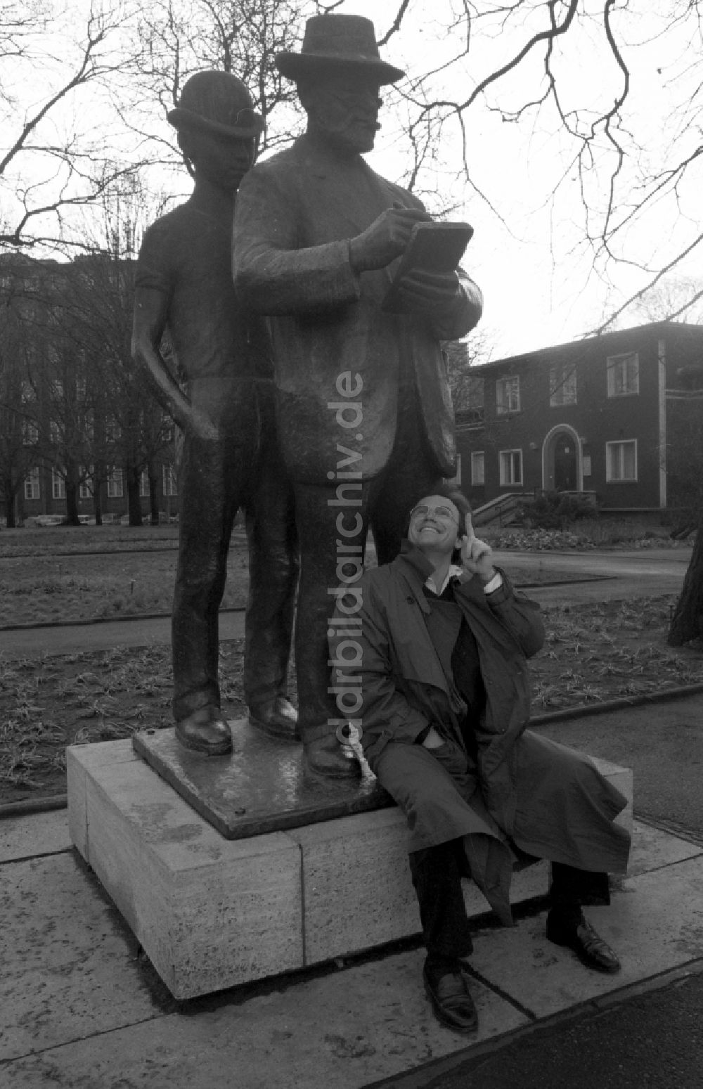 DDR-Fotoarchiv: Berlin - Musiker und Moderator Wolfgang Lippert vor dem Zilledenkmal in Berlin in der DDR