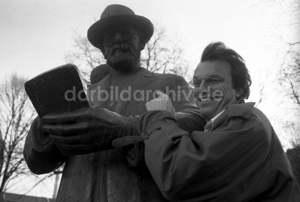 Berlin: Musiker und Moderator Wolfgang Lippert vor dem Zilledenkmal in Berlin in der DDR