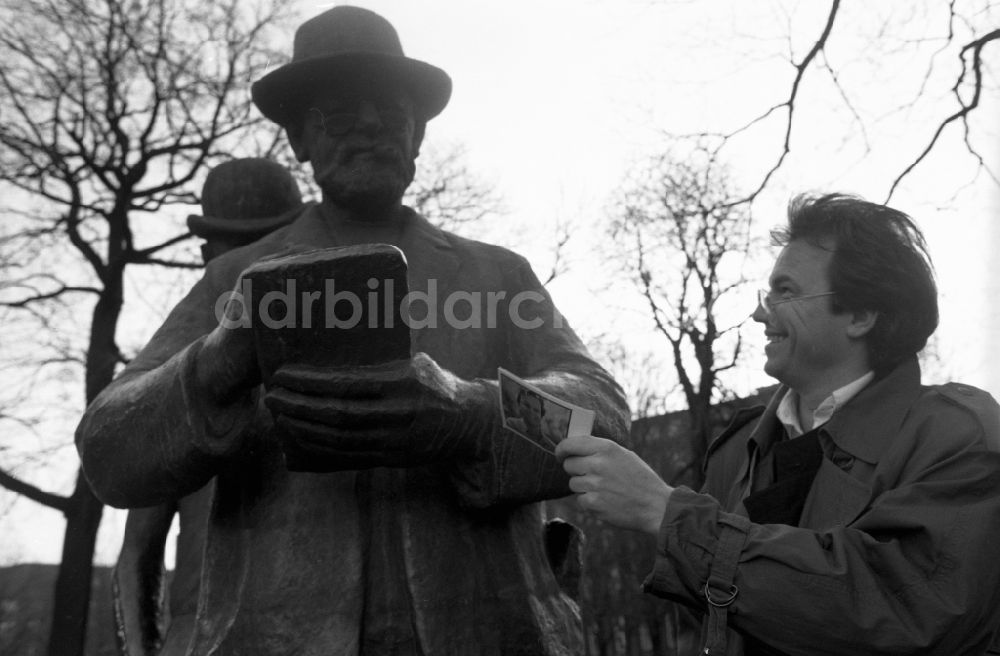DDR-Fotoarchiv: Berlin - Musiker und Moderator Wolfgang Lippert vor dem Zilledenkmal in Berlin in der DDR