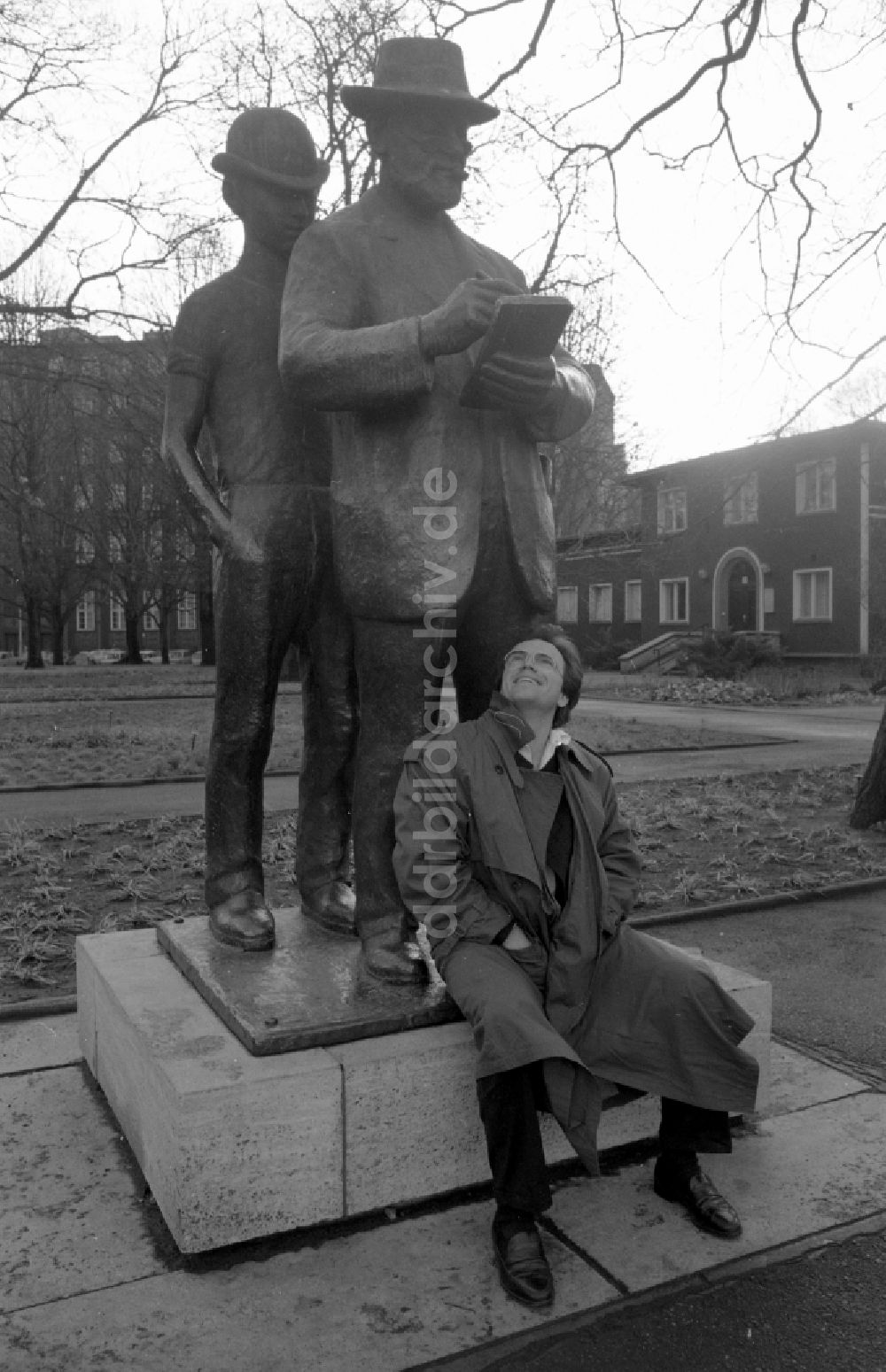 DDR-Bildarchiv: Berlin - Musiker und Moderator Wolfgang Lippert vor dem Zilledenkmal in Berlin in der DDR