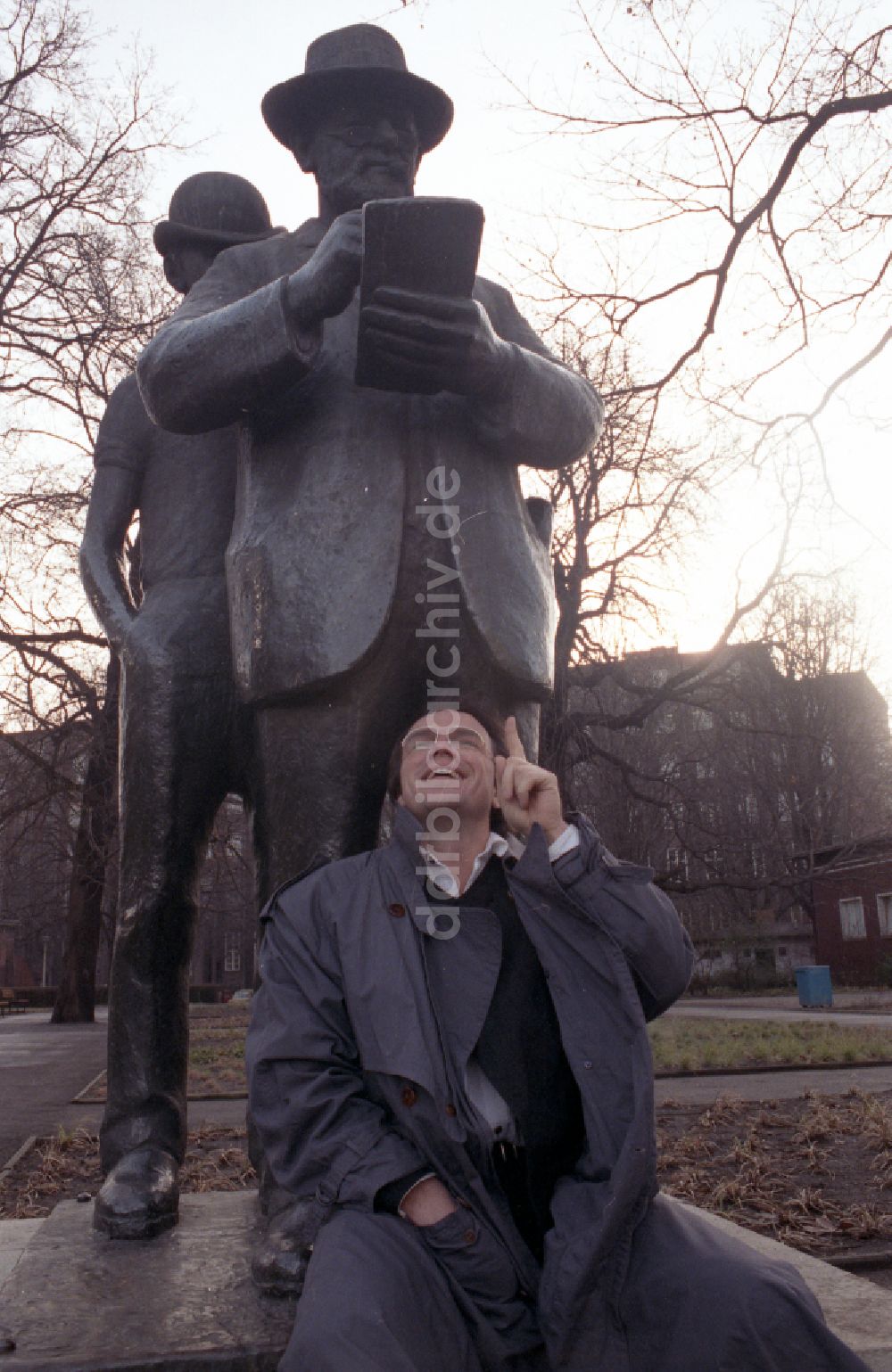 Berlin: Musiker und Moderator Wolfgang Lippert vor dem Zilledenkmal in Berlin in der DDR