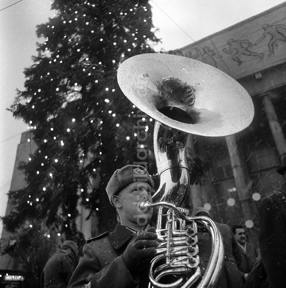 DDR-Bildarchiv: Berlin - Musiker spielt ein Sousaphon zur Eröffnung des Weihnachtsmarktes in Berlin