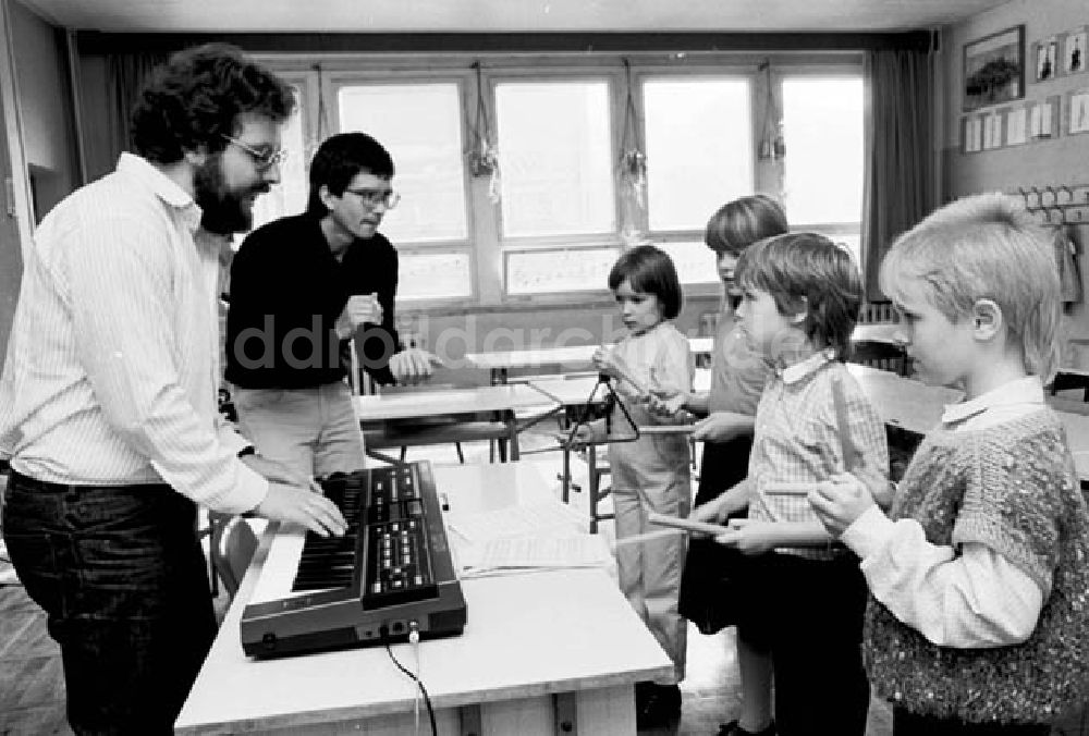 DDR-Bildarchiv: Wernegerode - 14.10.1986 Musikunterricht in der erweiterten Oberschule in Wern