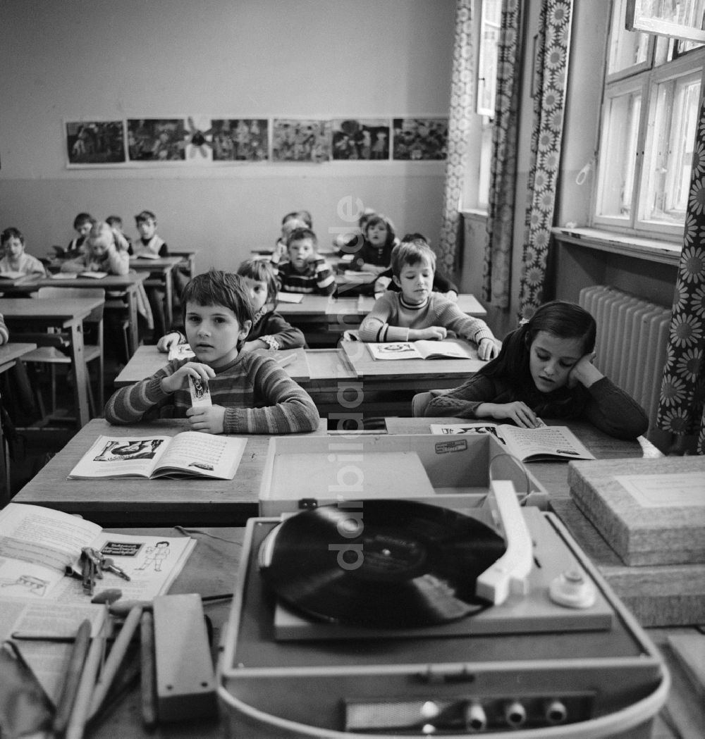 DDR-Bildarchiv: Berlin - Musikunterricht in einer Grundschulklasse in Berlin