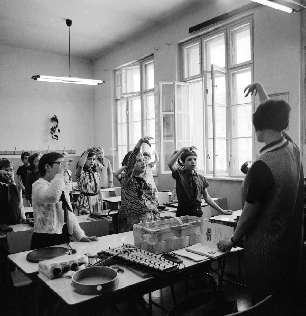 DDR-Bildarchiv: Berlin - Musikunterricht an der Schostakowitsch-Musikschule Lichtenberg in Berlin, der ehemaligen Hauptstadt der DDR, Deutsche Demokratische Republik
