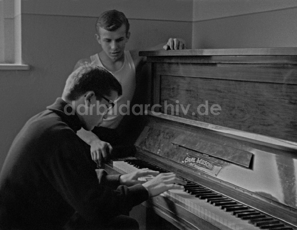 DDR-Bildarchiv: Berlin - Musikunterricht in einer Schulklasse in Berlin in der DDR