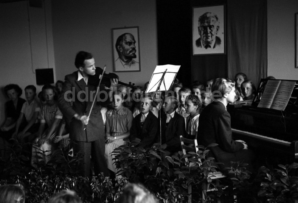 DDR-Fotoarchiv: Dresden - Musikunterricht in einer Schulklasse in einer Grundschule - Oberschule in Dresden in Sachsen in der DDR