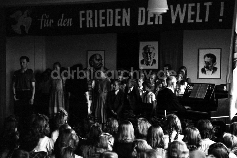 Dresden: Musikunterricht in einer Schulklasse in einer Grundschule - Oberschule in Dresden in Sachsen in der DDR