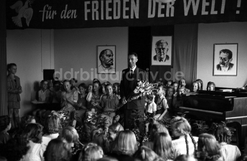 DDR-Bildarchiv: Dresden - Musikunterricht in einer Schulklasse in einer Grundschule - Oberschule in Dresden in Sachsen in der DDR