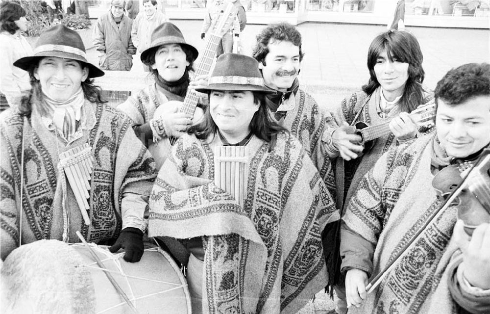 Berlin: Musizierende Lateinamerikaner auf dem Alexanderplatz 04.02.1993