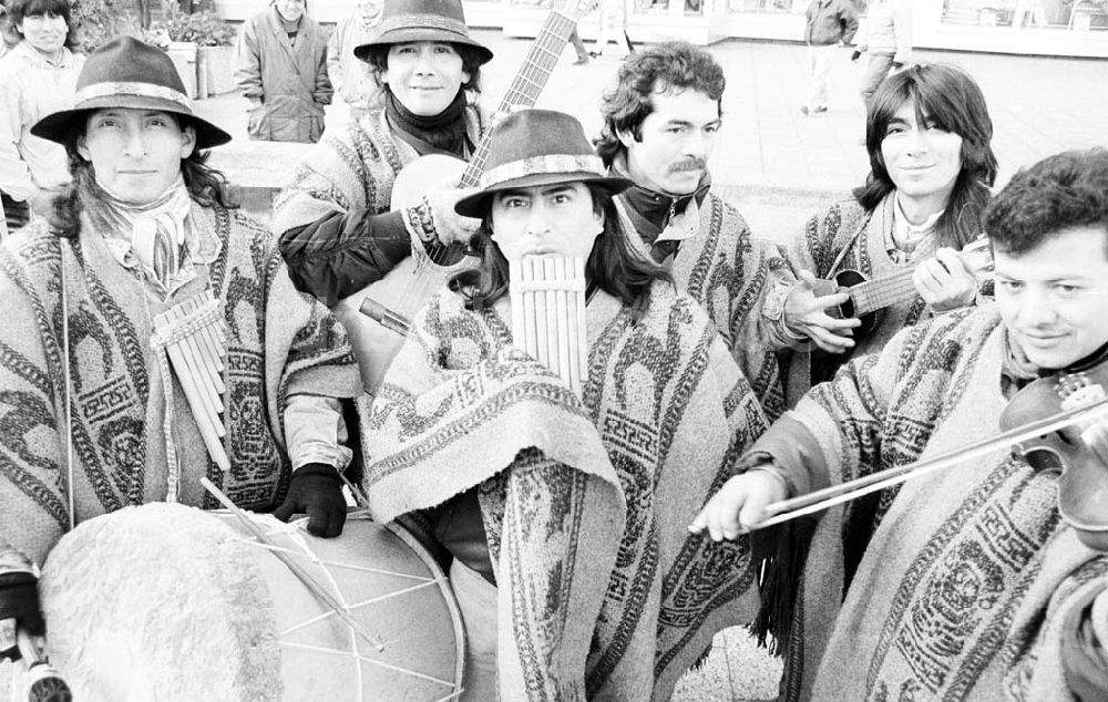 DDR-Bildarchiv: Berlin - Musizierende Lateinamerikaner auf dem Alexanderplatz 04.02.1993