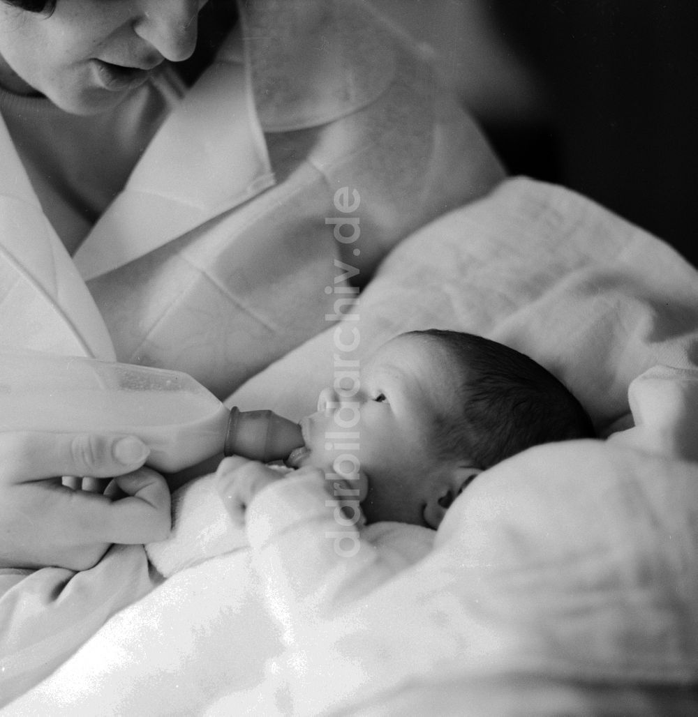 DDR-Fotoarchiv: Berlin - Mutter füttert Baby mit Flasche in Berlin