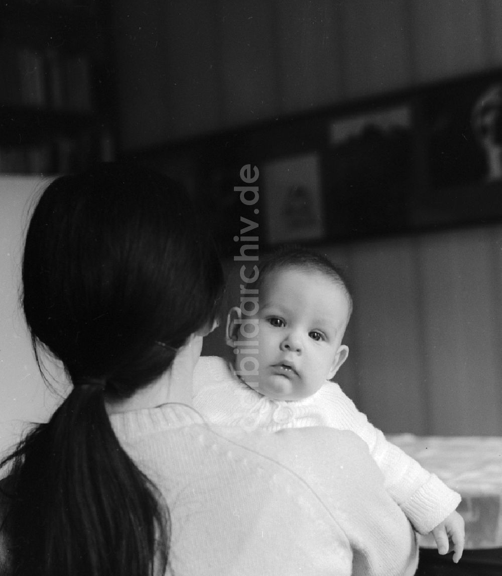 DDR-Bildarchiv: Berlin - Mutter hält Baby auf dem Arm in Berlin, der ehemaligen Hauptstadt der DDR, Deutsche Demokratische Republik