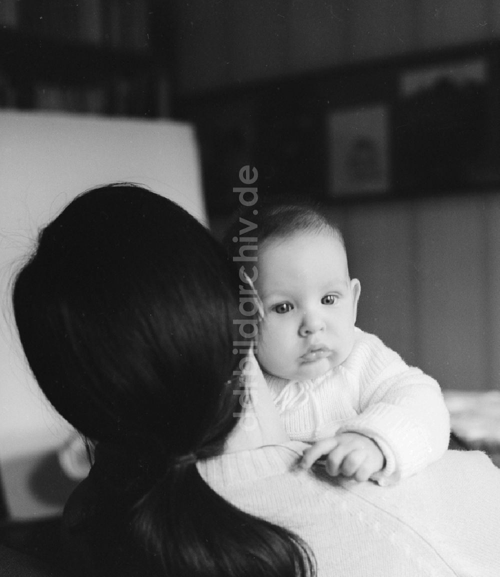 DDR-Fotoarchiv: Berlin - Mutter hält Baby auf dem Arm in Berlin, der ehemaligen Hauptstadt der DDR, Deutsche Demokratische Republik
