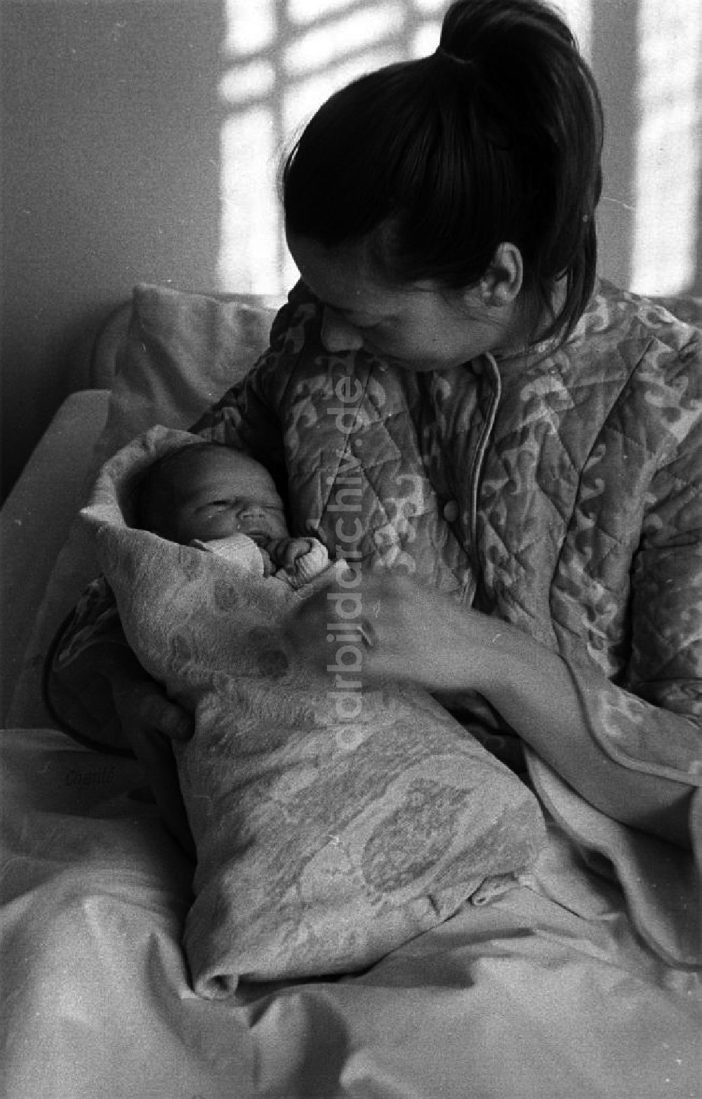 DDR-Bildarchiv: Berlin - Mutter mit ihrem neugeborenen Baby in der Charite in Berlin-Mitte