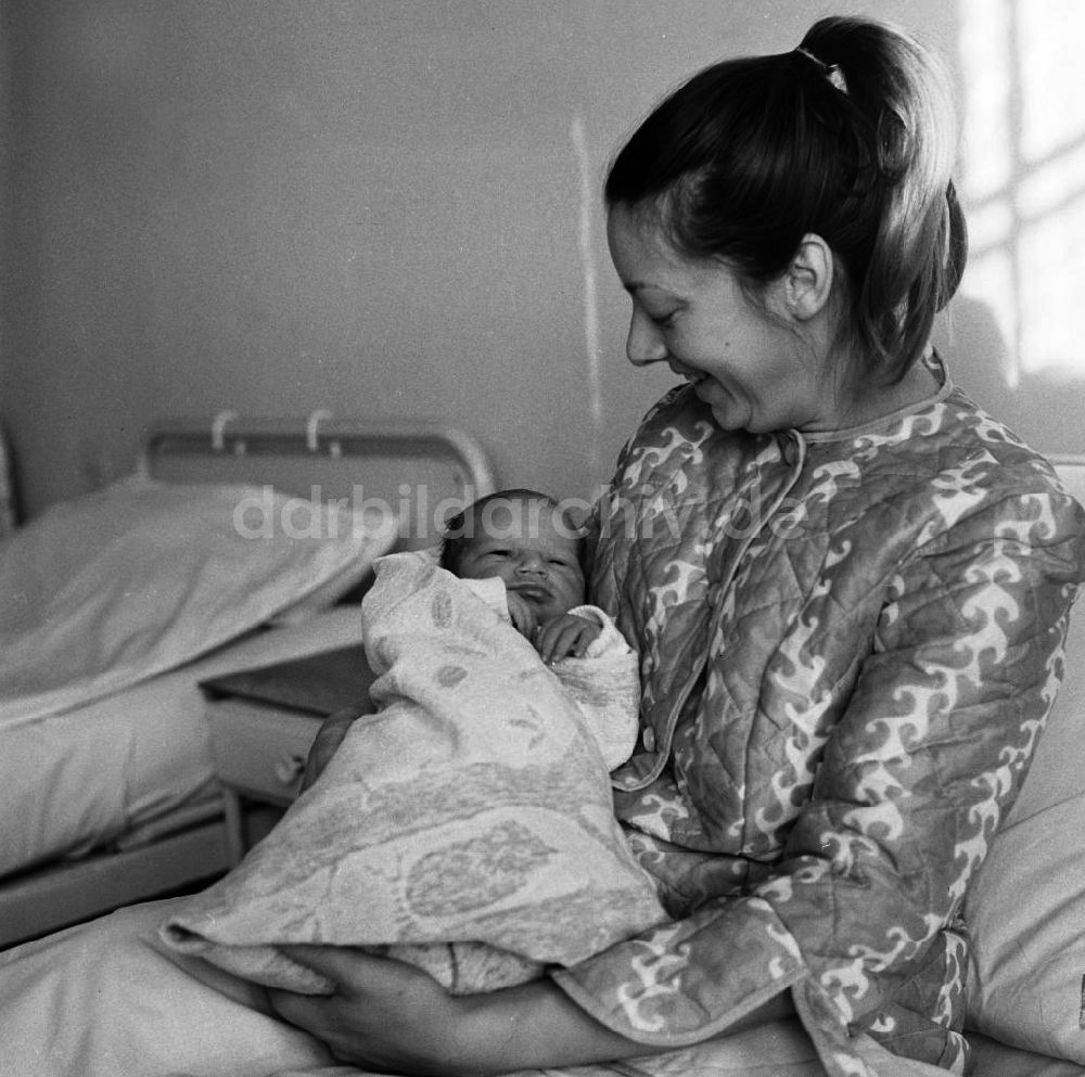 DDR-Bildarchiv: Berlin - Mutter mit ihrem neugeborenen Baby in der Charite in Berlin-Mitte
