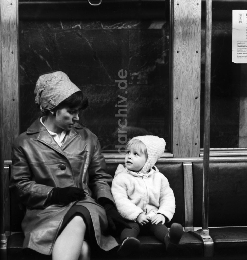 DDR-Bildarchiv: Berlin - Mutter mit Kind in der U-Bahn in Berlin, der ehemaligen Hauptstadt der DDR, Deutsche Demokratische Republik