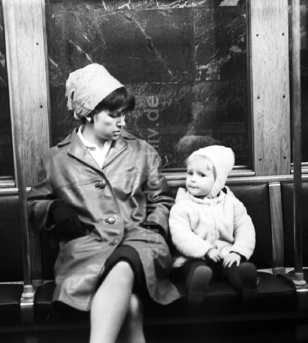 DDR-Fotoarchiv: Berlin - Mutter mit Kind in der U-Bahn in Berlin, der ehemaligen Hauptstadt der DDR, Deutsche Demokratische Republik