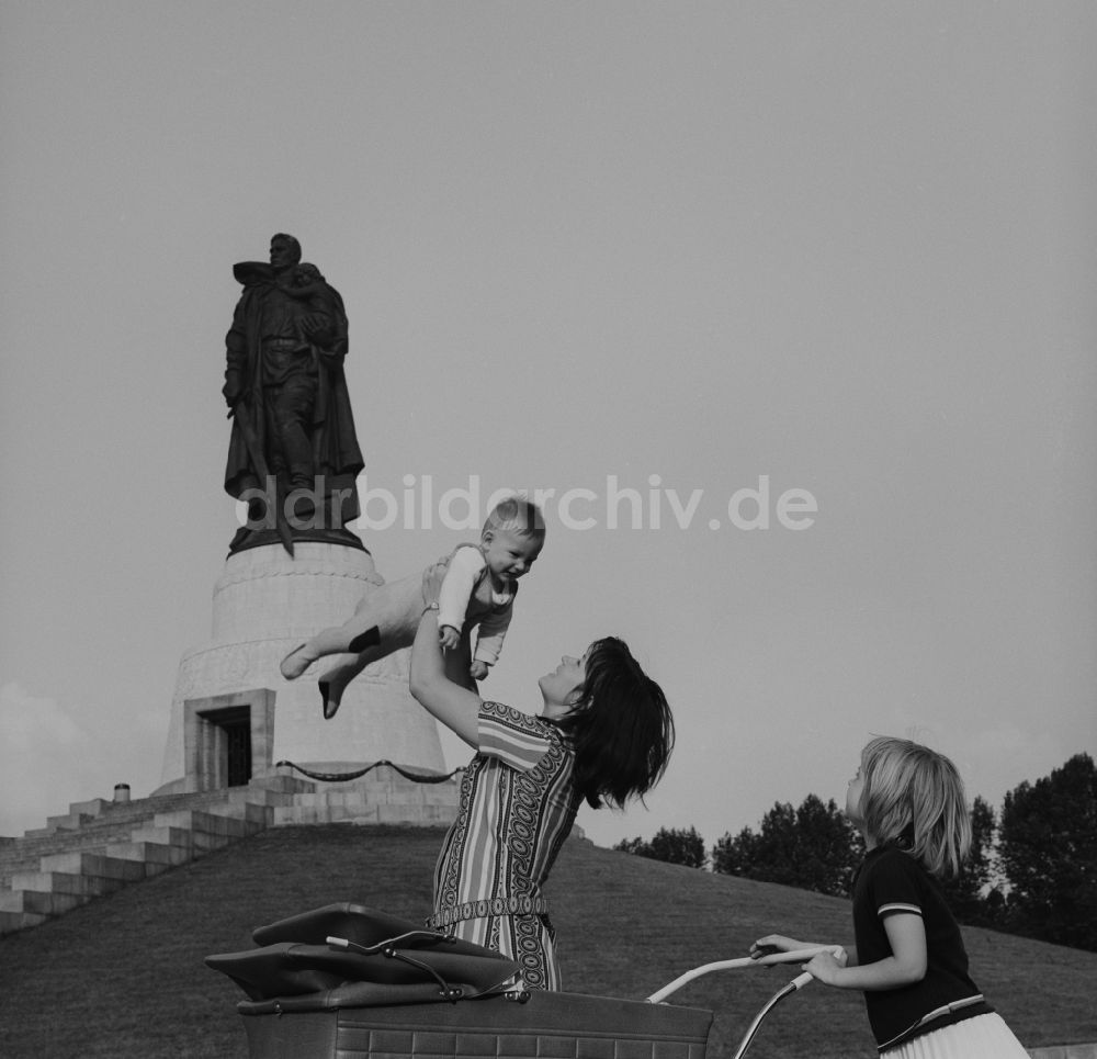 DDR-Bildarchiv: Berlin - Treptow - Mutter mit Kind beim Spaziergang in der Gedenkstätte Treptower Ehrenmal in Berlin - Treptow