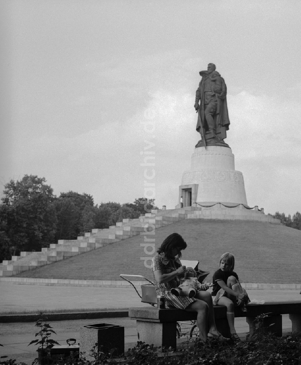 DDR-Fotoarchiv: Berlin - Treptow - Mutter mit Kind beim Spaziergang in der Gedenkstätte Treptower Ehrenmal in Berlin - Treptow
