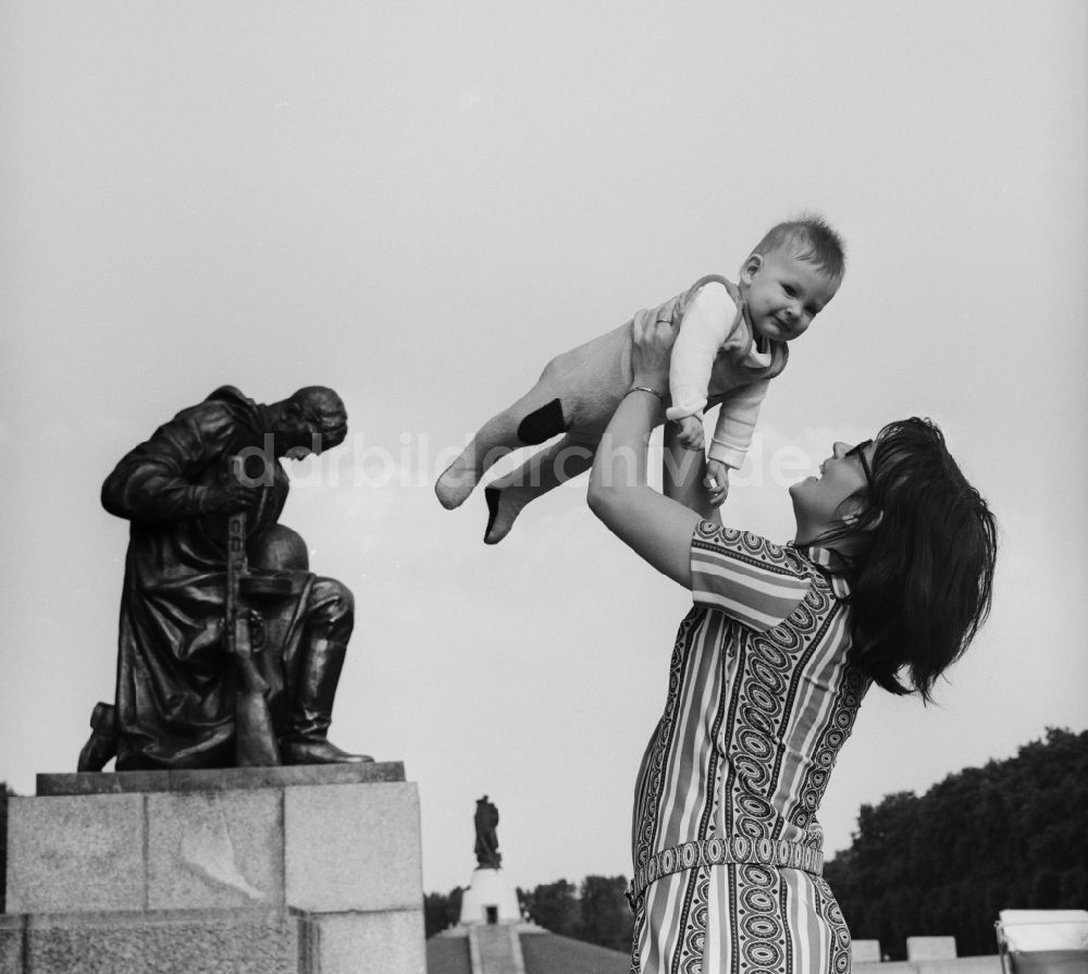 Berlin - Treptow: Mutter mit Kind beim Spaziergang in der Gedenkstätte Treptower Ehrenmal in Berlin - Treptow