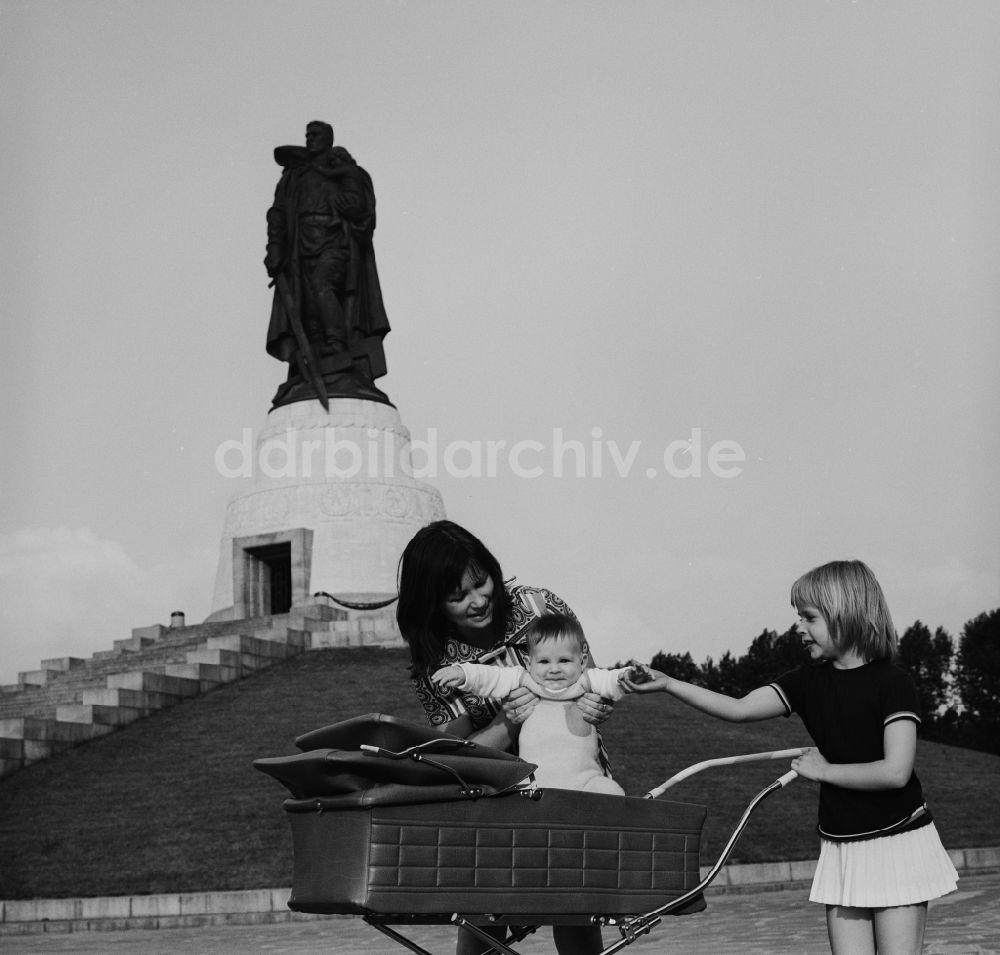 DDR-Fotoarchiv: Berlin - Treptow - Mutter mit Kind beim Spaziergang in der Gedenkstätte Treptower Ehrenmal in Berlin - Treptow
