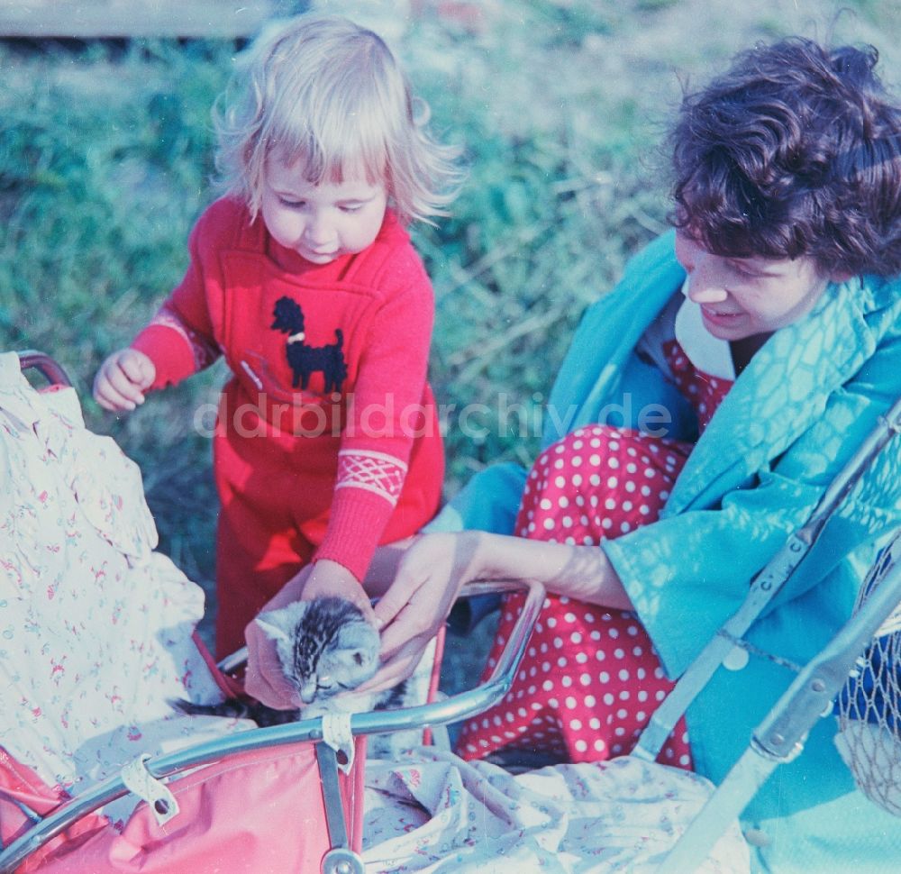 DDR-Fotoarchiv: Schlettau - Mutter mit Kind in Schlettau in Sachsen in der DDR