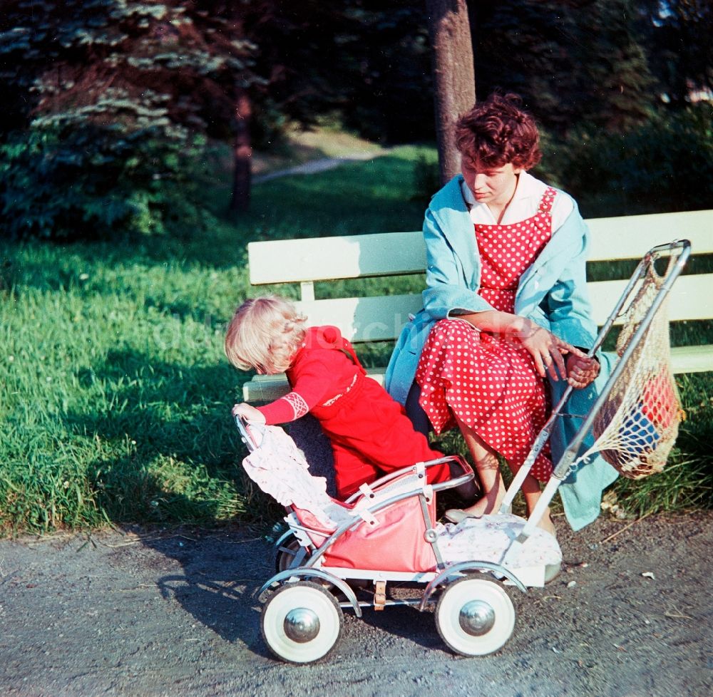 Schlettau: Mutter mit Kind in Schlettau in Sachsen in der DDR