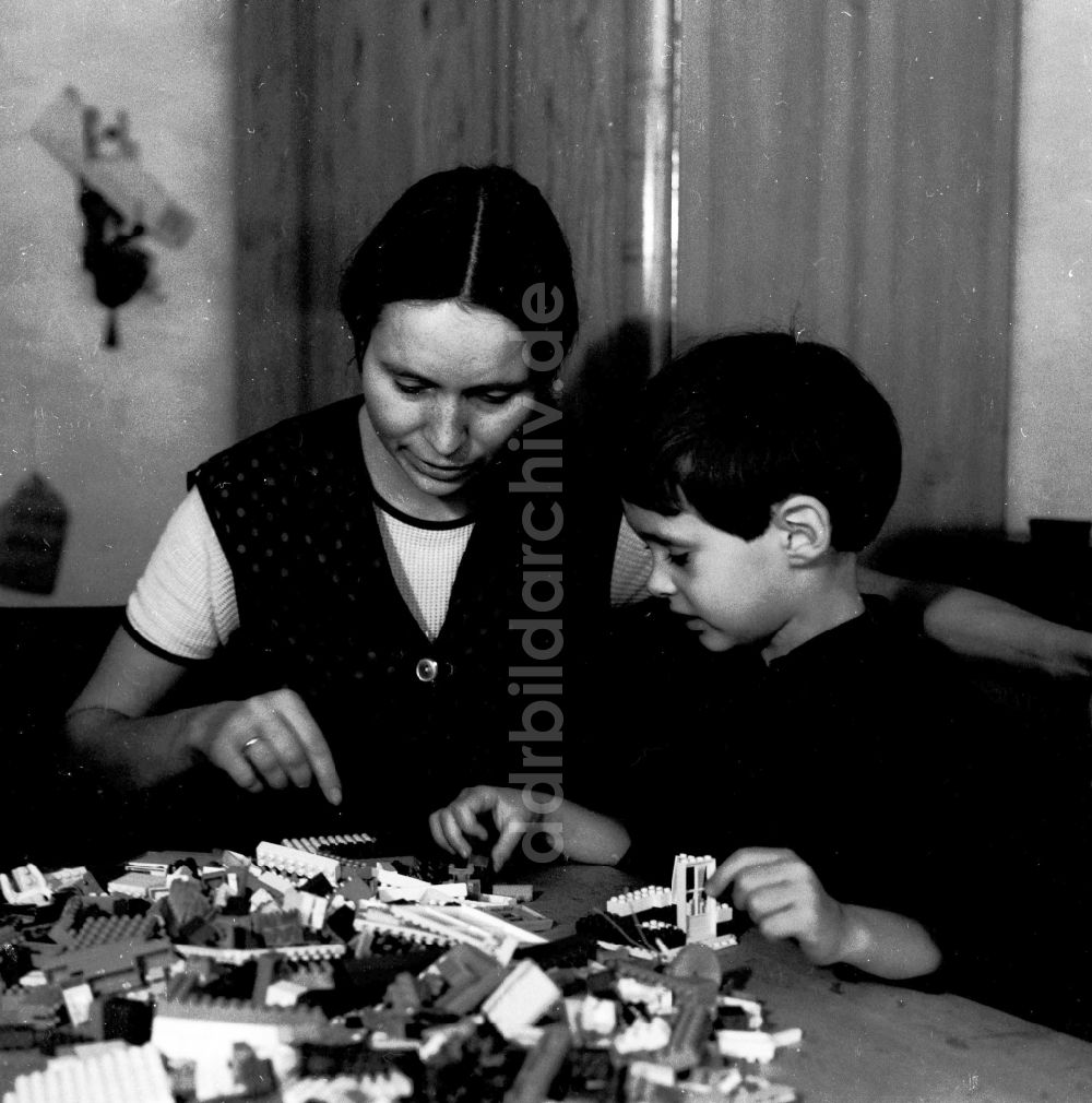 DDR-Fotoarchiv: Berlin - Mutter mit Kind spielen mit PEBE Plastik Bausteinen in Berlin, der ehemaligen Hauptstadt der DDR, Deutsche Demokratische Republik