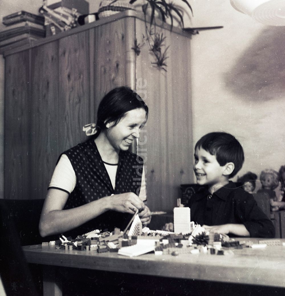 DDR-Bildarchiv: Berlin - Mutter mit Kind spielen mit PEBE Plastik Bausteinen in Berlin, der ehemaligen Hauptstadt der DDR, Deutsche Demokratische Republik