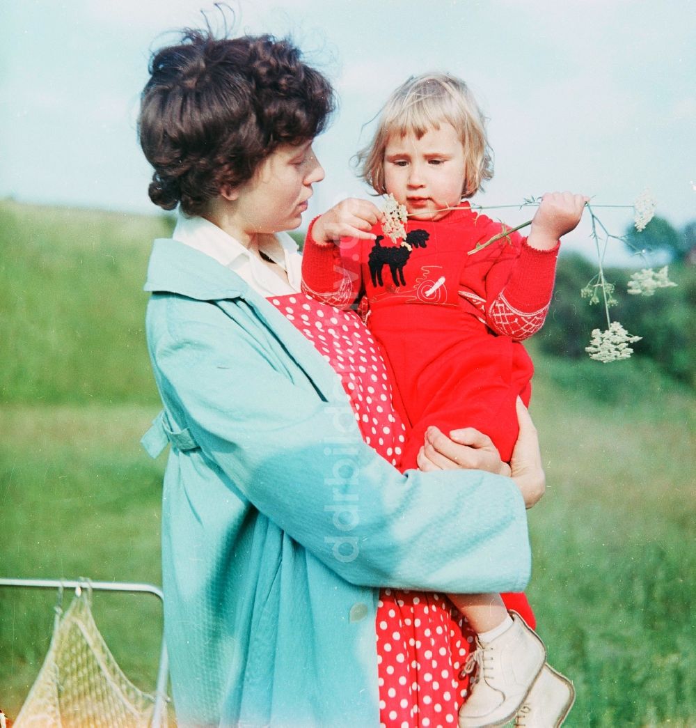 DDR-Bildarchiv: Schlettau - Mutter mit Kleinkind in Schlettau im Bundesland Sachsen auf dem Gebiet der ehemaligen DDR, Deutsche Demokratische Republik