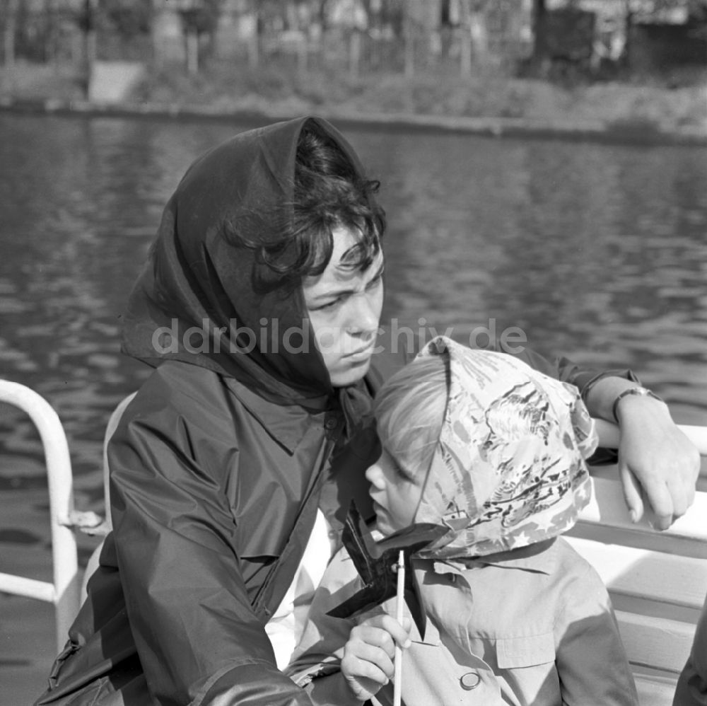 Berlin - Köpenick: Mutter mit Tochter bei einer Dampferfahrt auf der Spree in Berlin