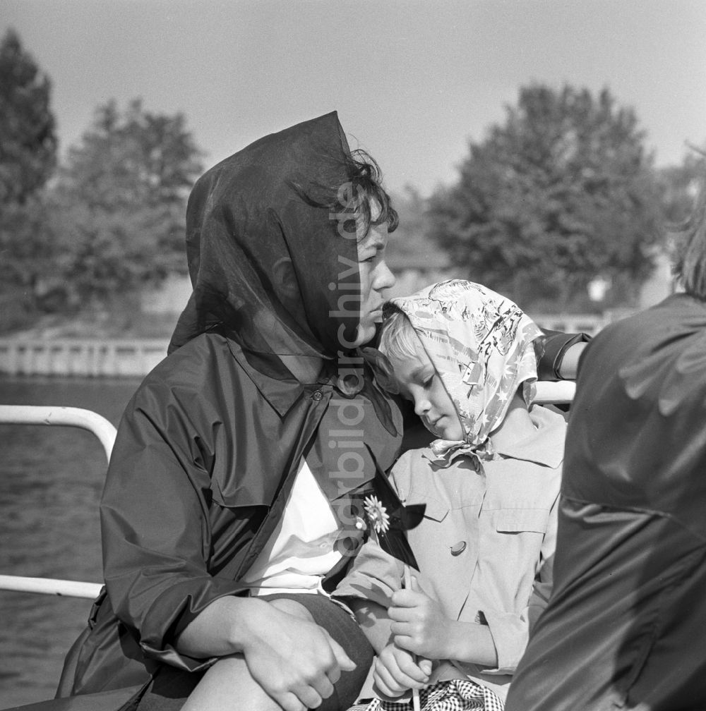 DDR-Fotoarchiv: Berlin - Köpenick - Mutter mit Tochter bei einer Dampferfahrt auf der Spree in Berlin