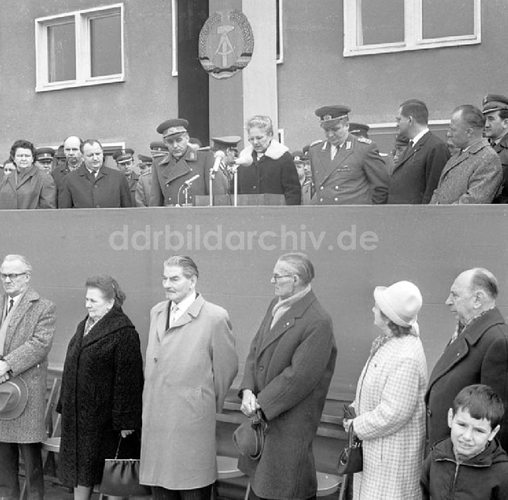 DDR-Fotoarchiv: Schildow - Namensgebung einer Kaserne der NVA in Schildow durch Lotte Ulbricht und Generalmajor Helmut Poppe