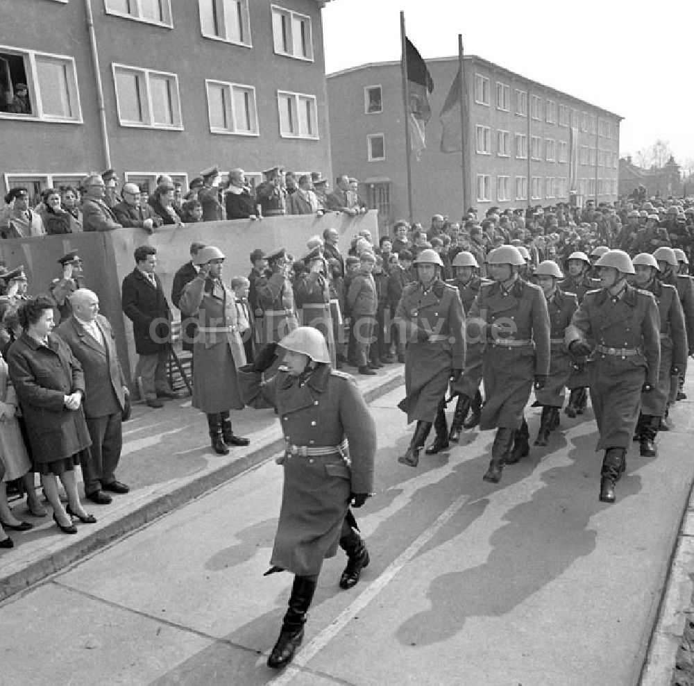 DDR-Bildarchiv: Schildow - Namensgebung einer Kaserne der NVA in Schildow durch Lotte Ulbricht und Generalmajor Helmut Poppe